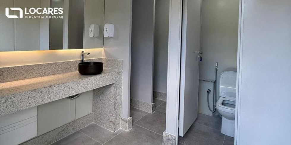 Locares Modular | Módulos Habitáveis Pré-Moldados ES BA RJ MG SP Banheiros Modulares São Higiênicos? Saiba Tudo Sobre Limpeza e Normas